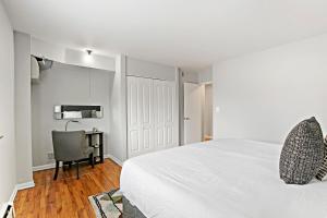 a bedroom with a bed and a desk and a chair at Spacious 2BR Apt in Lakeview near Restaurants - Oakdale 512 in Chicago