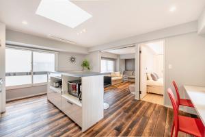 Uma área de estar em NC Square Shinjuku -All Suite Residence-