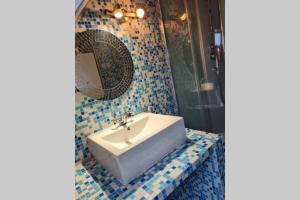 een badkamer met een wastafel en een spiegel bij Stepin in Kiskunfélegyháza