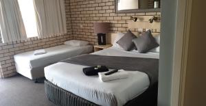 Una cama o camas en una habitación de Alfa motel