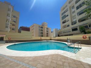 una piscina en medio de un edificio en Apartamento Sonia, en Torremolinos