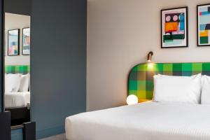 Postel nebo postele na pokoji v ubytování Holiday Inn Werribee by IHG