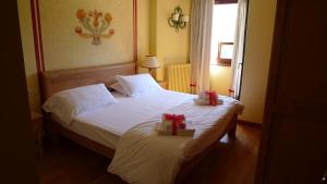 Un pat sau paturi într-o cameră la RTA Hotel Catturani
