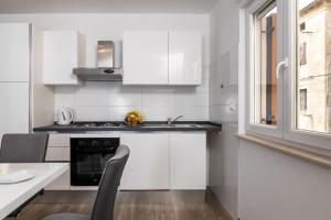 Kuchyň nebo kuchyňský kout v ubytování Apartman Palada