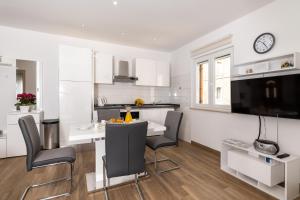 Kuchyň nebo kuchyňský kout v ubytování Apartman Palada