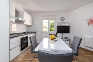 Kuchyň nebo kuchyňský kout v ubytování Apartman Palada