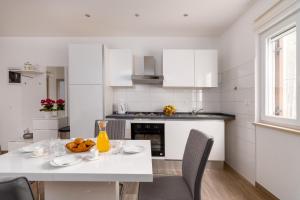 Kuchyň nebo kuchyňský kout v ubytování Apartman Palada