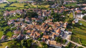 Nespecifikovaný výhled na destinaci Žminj nebo výhled na město při pohledu z apartmánu