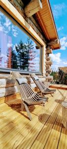 Μπαλκόνι ή βεράντα στο Log Cabin with Private Sauna by Invisible Forest Lodge