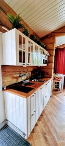 Η κουζίνα ή μικρή κουζίνα στο Log Cabin with Private Sauna by Invisible Forest Lodge