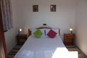 Postel nebo postele na pokoji v ubytování Anastazia's Seaside Apartments