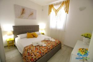 A bed or beds in a room at Pavon House Yellow - Villetta nuova 80 mt dal mare 3 km da spiagge Torre San Giovanni