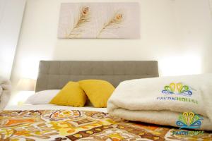 A bed or beds in a room at Pavon House Yellow - Villetta nuova 80 mt dal mare 3 km da spiagge Torre San Giovanni