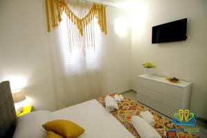 A bed or beds in a room at Pavon House Yellow - Villetta nuova 80 mt dal mare 3 km da spiagge Torre San Giovanni