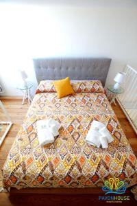A bed or beds in a room at Pavon House Yellow - Villetta nuova 80 mt dal mare 3 km da spiagge Torre San Giovanni