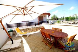 A balcony or terrace at Pavon House Yellow - Villetta nuova 80 mt dal mare 3 km da spiagge Torre San Giovanni