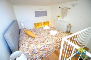 A bed or beds in a room at Pavon House Yellow - Villetta nuova 80 mt dal mare 3 km da spiagge Torre San Giovanni