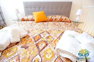 A bed or beds in a room at Pavon House Yellow - Villetta nuova 80 mt dal mare 3 km da spiagge Torre San Giovanni