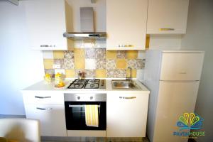 A kitchen or kitchenette at Pavon House Yellow - Villetta nuova 80 mt dal mare 3 km da spiagge Torre San Giovanni