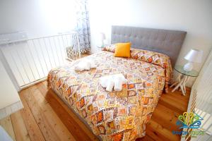 A bed or beds in a room at Pavon House Yellow - Villetta nuova 80 mt dal mare 3 km da spiagge Torre San Giovanni