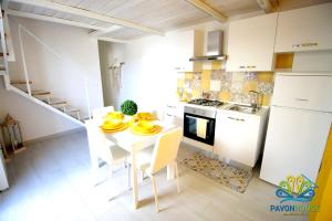A kitchen or kitchenette at Pavon House Yellow - Villetta nuova 80 mt dal mare 3 km da spiagge Torre San Giovanni Még 35 kép