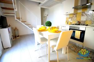 A kitchen or kitchenette at Pavon House Yellow - Villetta nuova 80 mt dal mare 3 km da spiagge Torre San Giovanni