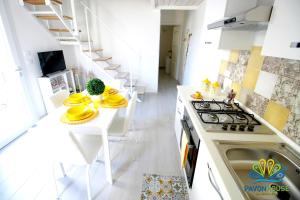 A kitchen or kitchenette at Pavon House Yellow - Villetta nuova 80 mt dal mare 3 km da spiagge Torre San Giovanni