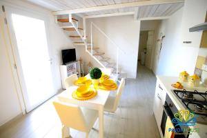 A kitchen or kitchenette at Pavon House Yellow - Villetta nuova 80 mt dal mare 3 km da spiagge Torre San Giovanni