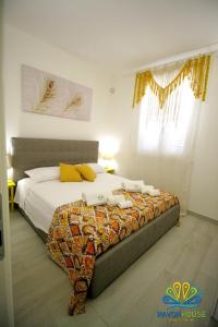 A bed or beds in a room at Pavon House Yellow - Villetta nuova 80 mt dal mare 3 km da spiagge Torre San Giovanni