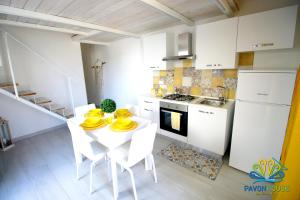 A kitchen or kitchenette at Pavon House Yellow - Villetta nuova 80 mt dal mare 3 km da spiagge Torre San Giovanni