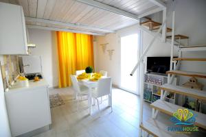 A kitchen or kitchenette at Pavon House Yellow - Villetta nuova 80 mt dal mare 3 km da spiagge Torre San Giovanni