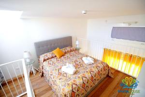 A bed or beds in a room at Pavon House Yellow - Villetta nuova 80 mt dal mare 3 km da spiagge Torre San Giovanni