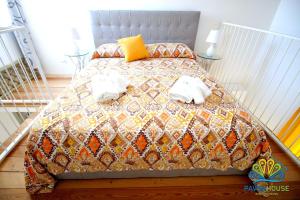 A bed or beds in a room at Pavon House Yellow - Villetta nuova 80 mt dal mare 3 km da spiagge Torre San Giovanni