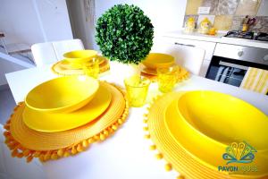 A kitchen or kitchenette at Pavon House Yellow - Villetta nuova 80 mt dal mare 3 km da spiagge Torre San Giovanni