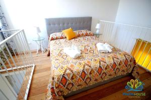 A bed or beds in a room at Pavon House Yellow - Villetta nuova 80 mt dal mare 3 km da spiagge Torre San Giovanni