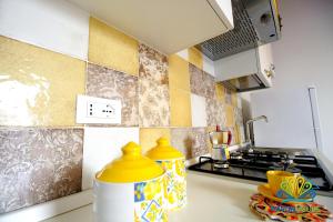 A kitchen or kitchenette at Pavon House Yellow - Villetta nuova 80 mt dal mare 3 km da spiagge Torre San Giovanni