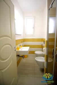 A bathroom at Pavon House Yellow - Villetta nuova 80 mt dal mare 3 km da spiagge Torre San Giovanni