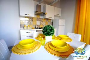 A kitchen or kitchenette at Pavon House Yellow - Villetta nuova 80 mt dal mare 3 km da spiagge Torre San Giovanni