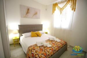 A bed or beds in a room at Pavon House Yellow - Villetta nuova 80 mt dal mare 3 km da spiagge Torre San Giovanni