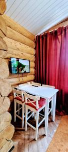 Μια τηλεόραση ή/και κέντρο ψυχαγωγίας στο Log Cabin with Private Sauna by Invisible Forest Lodge