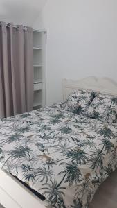 Bett mit Daunendecke in einem Schlafzimmer in der Unterkunft Les Cavelots à Vendôme in Vendôme