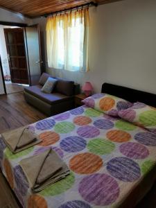una camera con un grande letto e un divano di Apartment Kika a Ližnjan (Lisignano)