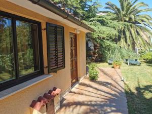Vonkajšia záhrada v ubytovaní Apartment Kika