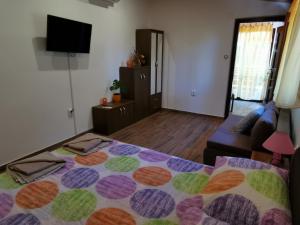 Televízia a/alebo spoločenská miestnosť v ubytovaní Apartment Kika