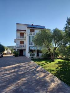 Budova, v ktorej sa apartmán nachádza