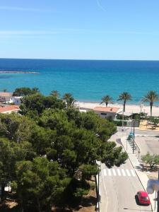 a view of the beach from the balcony of a building at Apartamento con vistas, entre mar y montaña in Hospitalet de l'Infant