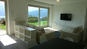 TV a/nebo společenská místnost v ubytování Lakecomoweb Apartments