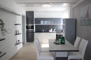 Kuchyňa alebo kuchynka v ubytovaní Suzy Apartman Siófok