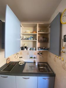 A kitchen or kitchenette at COME a CASA TUA - LAVAGNA