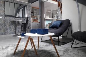 Posezení v ubytování Loft Haut de Gamme Centre Montargis, Place de Parking, Local à vélos, Linge de lits et serviettes, coin rivière amenagé, Hamac, Épicerie, Vélos en option, Tout confort jusqu'à 4 voyageurs